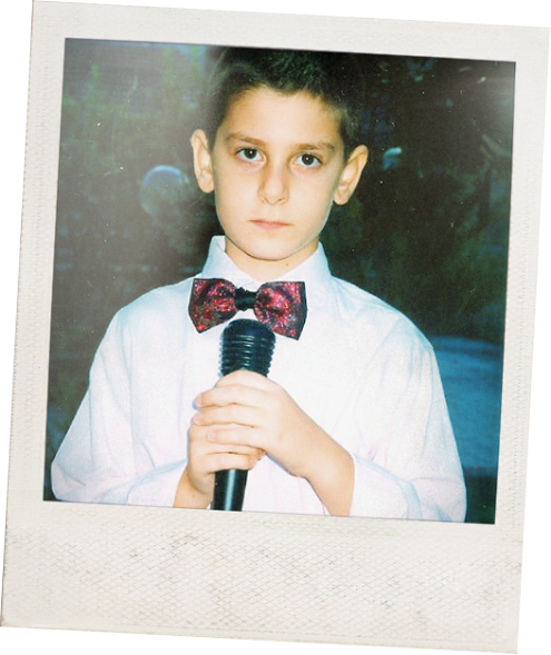 Bambino-showman Stefan-Clod-Stefano-Fapperdue-Mago-Illusionista-Prestigiatore-Spettacoli-Eventi-Feste-Compleanni-Matrimoni-Teatro-Magia-Bambino-Sogno-Desiderio-Realtà-Speranza-Credere-Presentatore-Conduttore-Microfono-Papillon-Prime-esperienze-showman